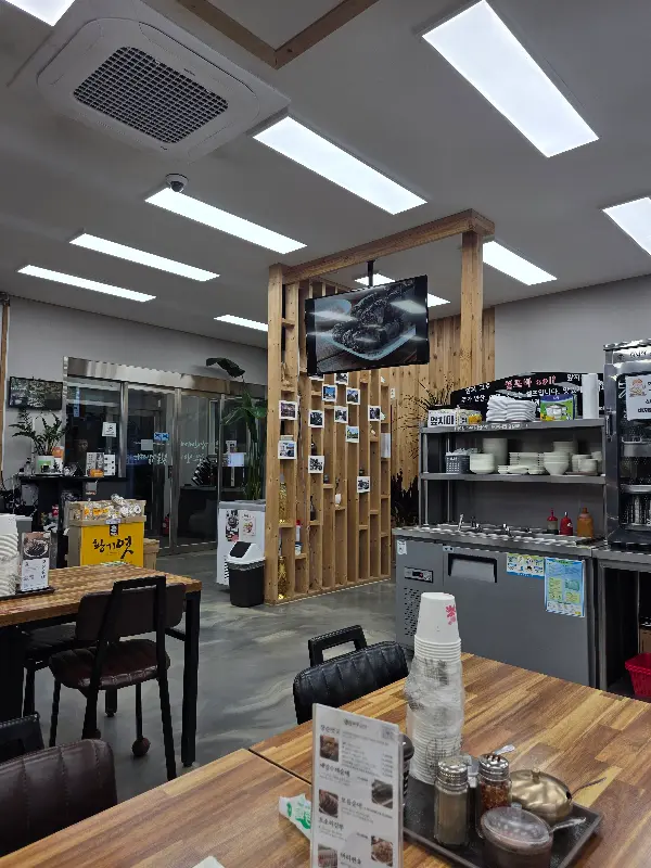 넓고 깔끔한 매장 내부