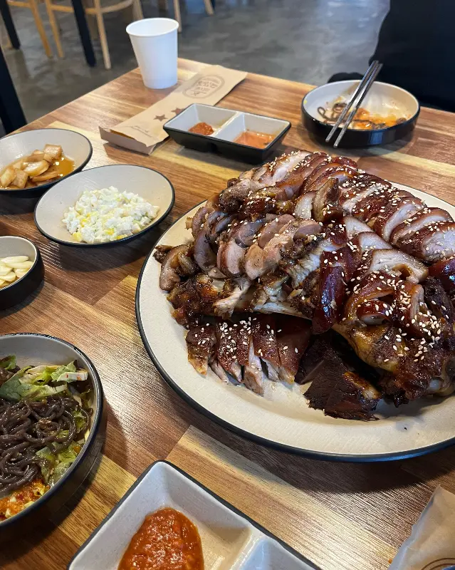 푸짐한 족발 한 상 차림