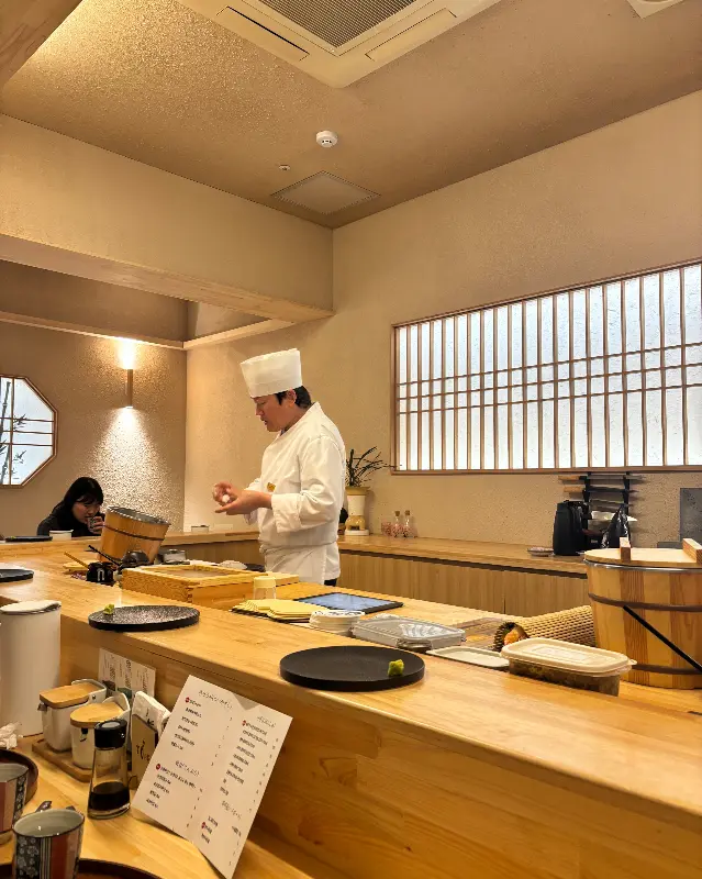 스시를 만드는 셰프의 모습