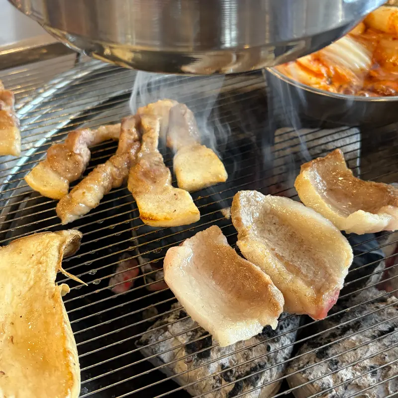 불판 위에서 구워지는 꼬들살