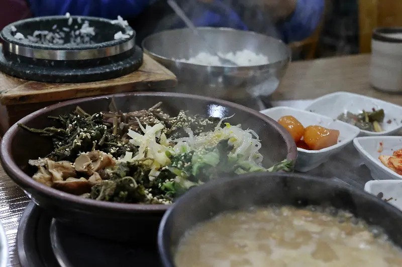 다양한 산나물 재료들이 놋그릇에 담겨 있는 모습