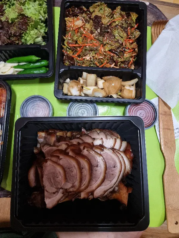 윤기가 흐르는 족발과 다양한 곁들임 메뉴