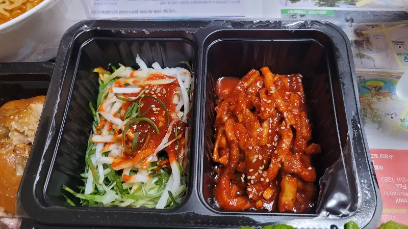 매콤달콤한 양념이 돋보이는 불족발