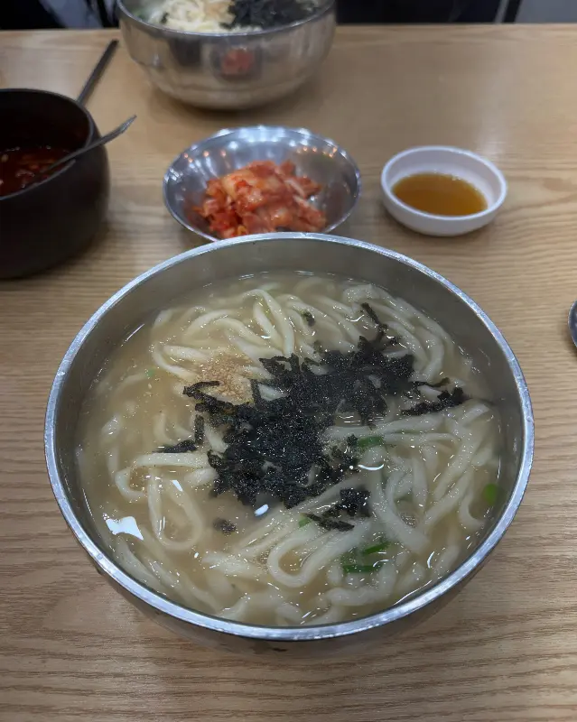 다진 양념이 올려진 칼국수