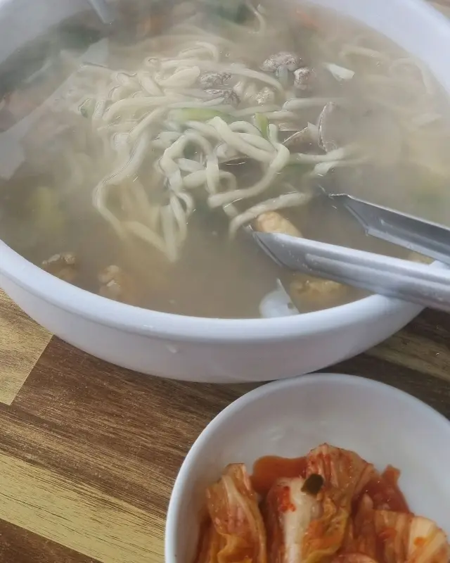 김이 모락모락 나는 칼국수
