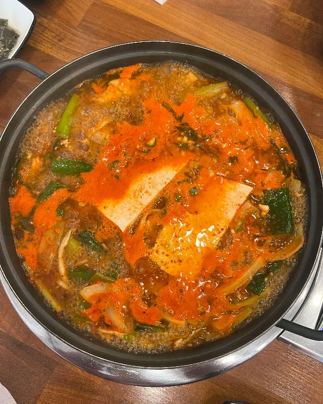 푸짐한 양을 자랑하는 돼지찌개의 모습