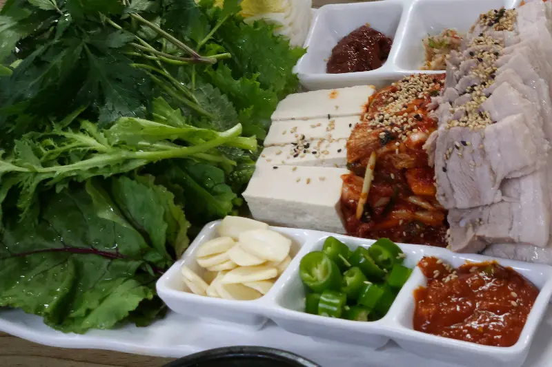 윤기가 흐르는 보쌈과 먹음직스러운 김치의 환상적인 조화