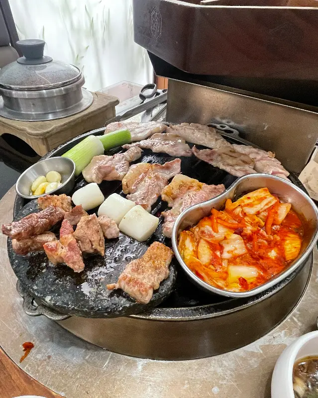 불판 위에 구워지는 고기