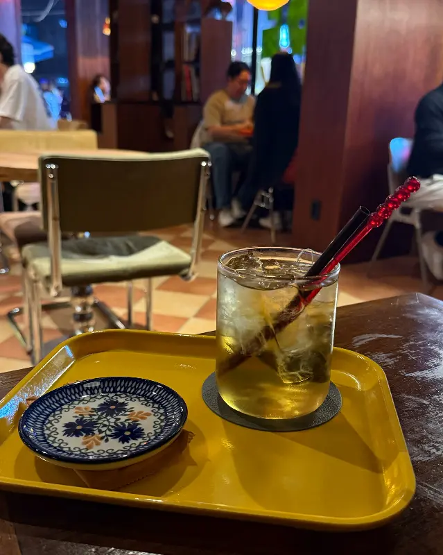 포말커피 내부 좌석과 테이블 위에 놓인 음료