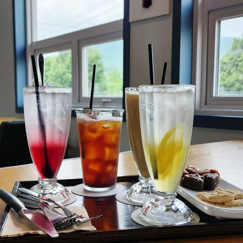 테이블 위에 놓인 다양한 음료