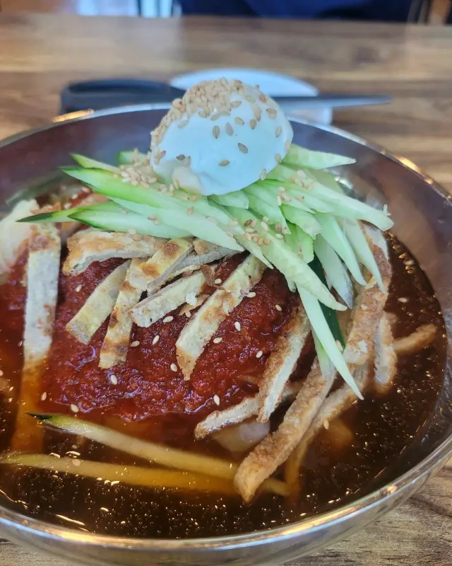 섞어밀면의 클로즈업 샷