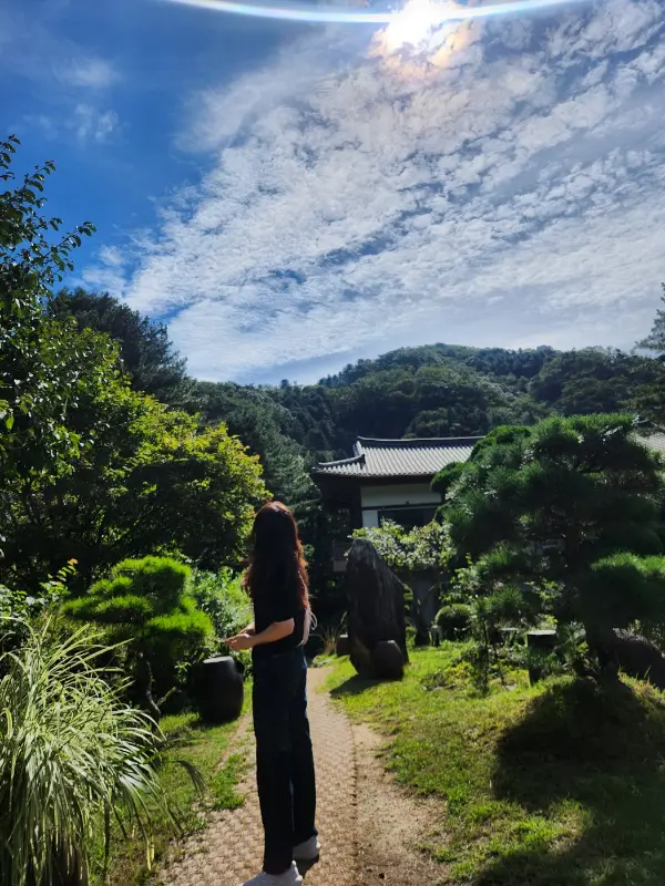 푸른 하늘과 산으로 둘러싸인 풍경