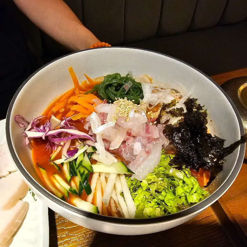 육회와 신선한 채소의 조화가 돋보이는 육회비빔밥