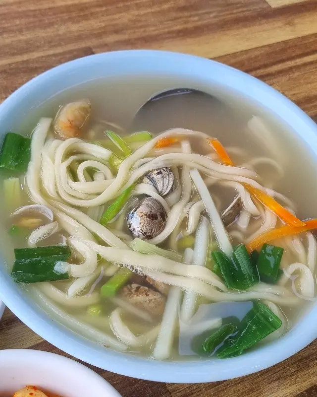 푸짐한 바지락 칼국수