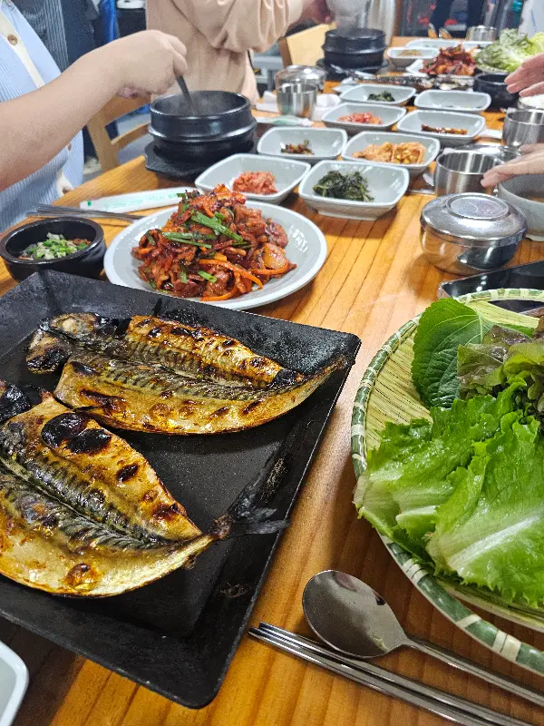 고등어구이와 제육볶음, 쌈 채소가 어우러진 완벽한 조합