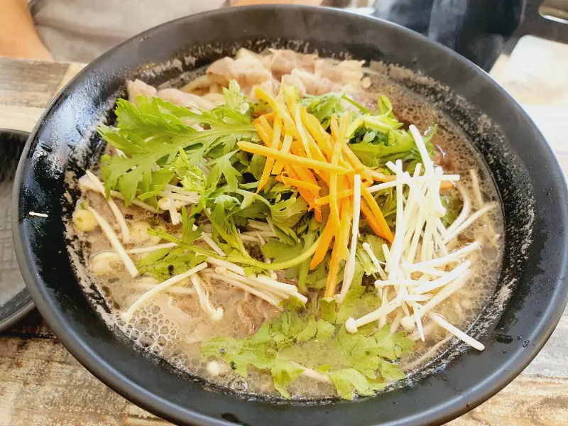 차돌박이, 쑥갓, 애호박, 당근, 팽이버섯 등 다양한 재료가 들어간 우동