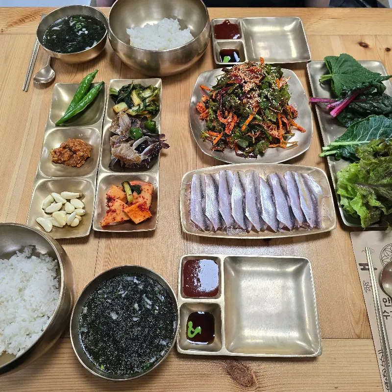 놋그릇에 정갈하게 담긴 밴댕이 한 상 차림