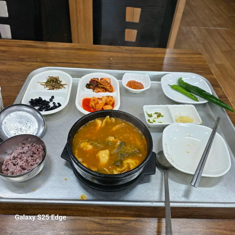 어탕국수와 밑반찬 전체 상차림