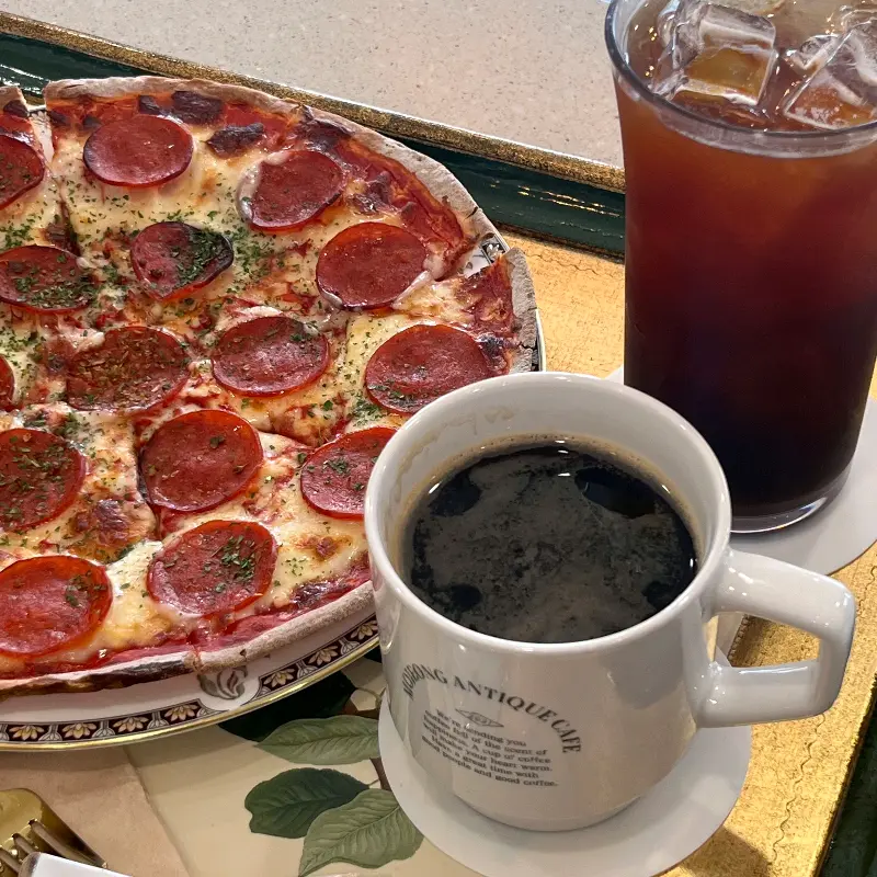 다양한 종류의 빵과 디저트