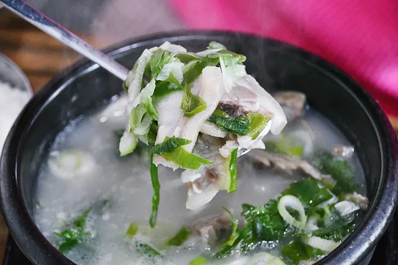 돼지국밥을 푸짐하게 담아 올린 모습
