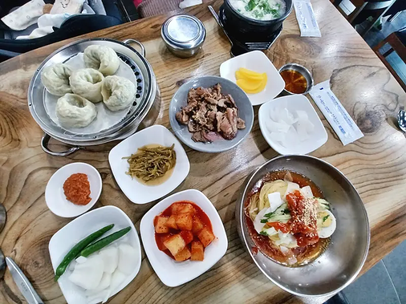 한상 가득 차려진 음식