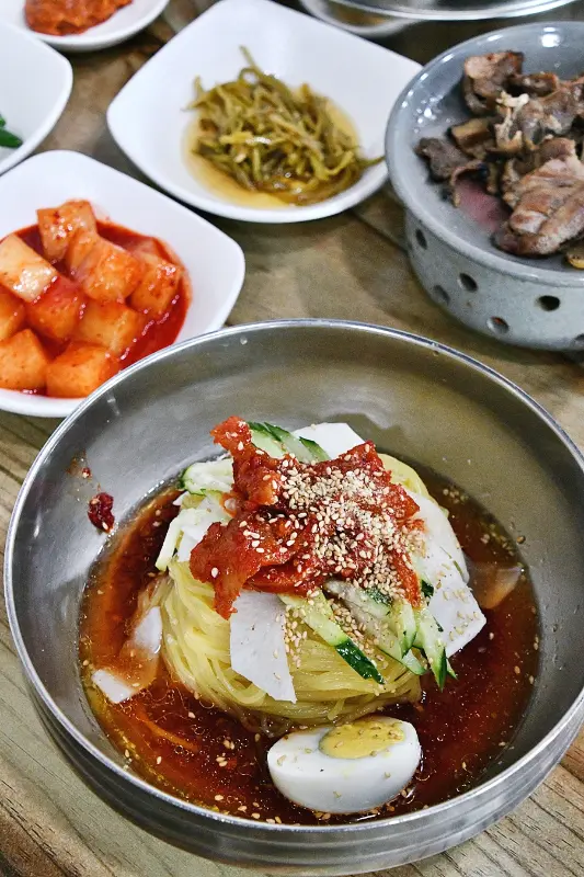 비빔밀면의 화려한 비주얼