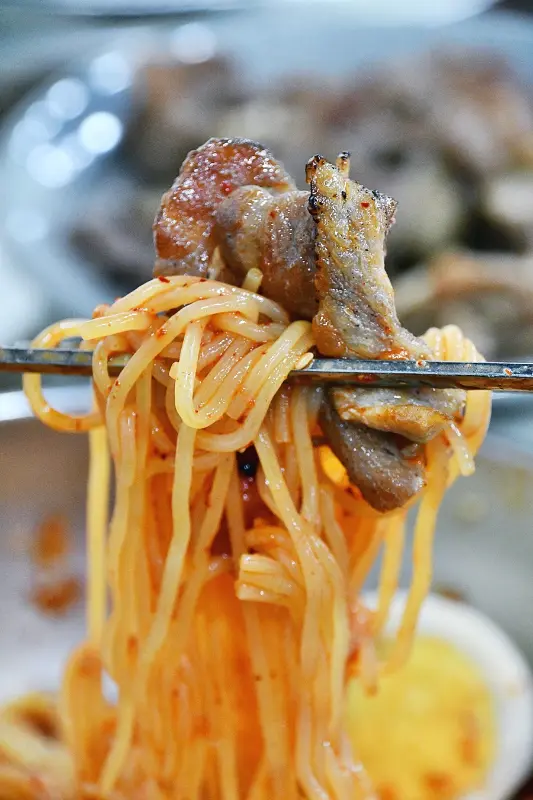 밀면과 고기의 환상적인 조합