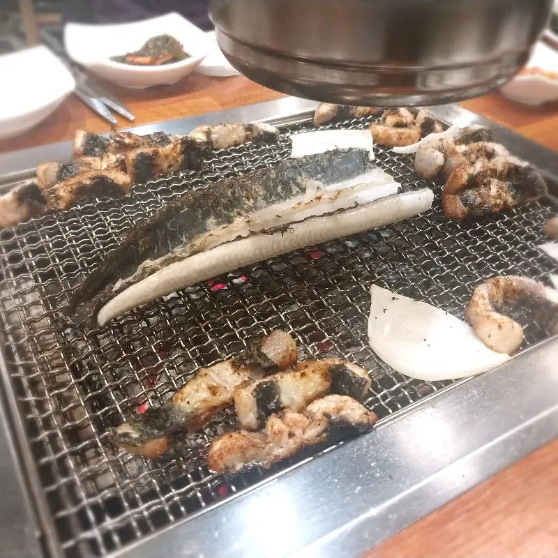 장어를 굽는 모습