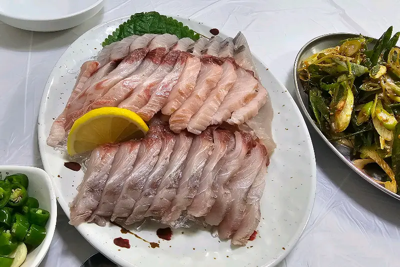 푸짐한 삼치회 한 상