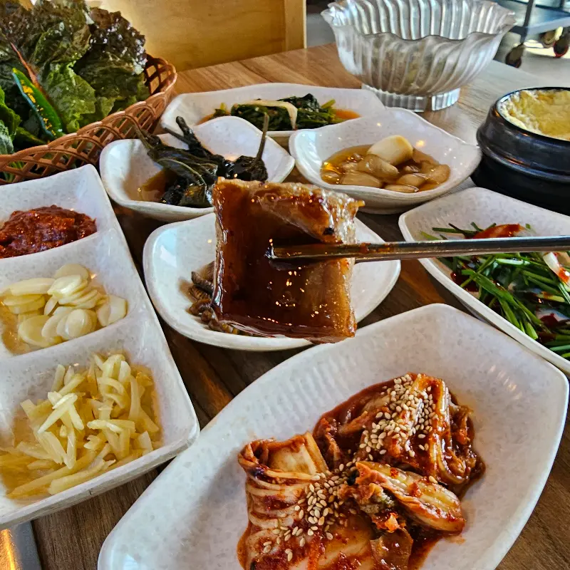 장어와 함께 제공되는 다양한 밑반찬