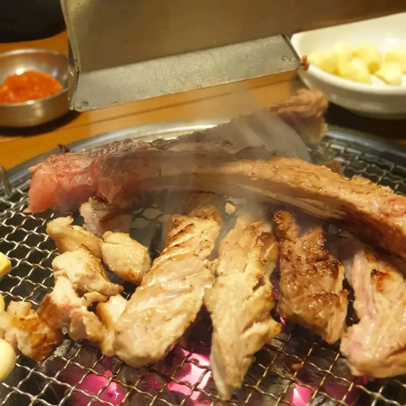 숯불 위 통갈비 근접샷