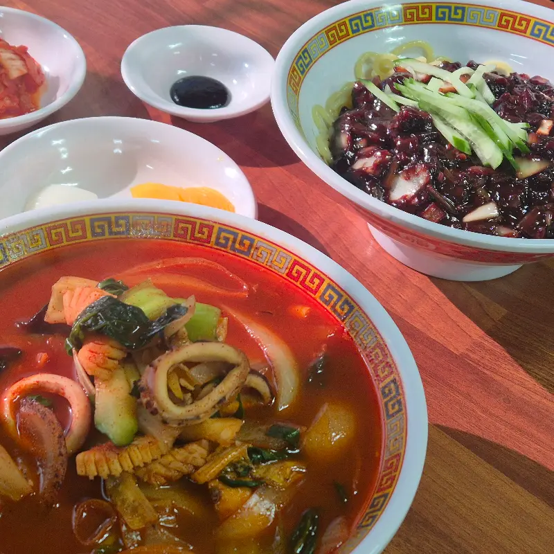 테이블 위에 놓여진 짬뽕과 짜장면