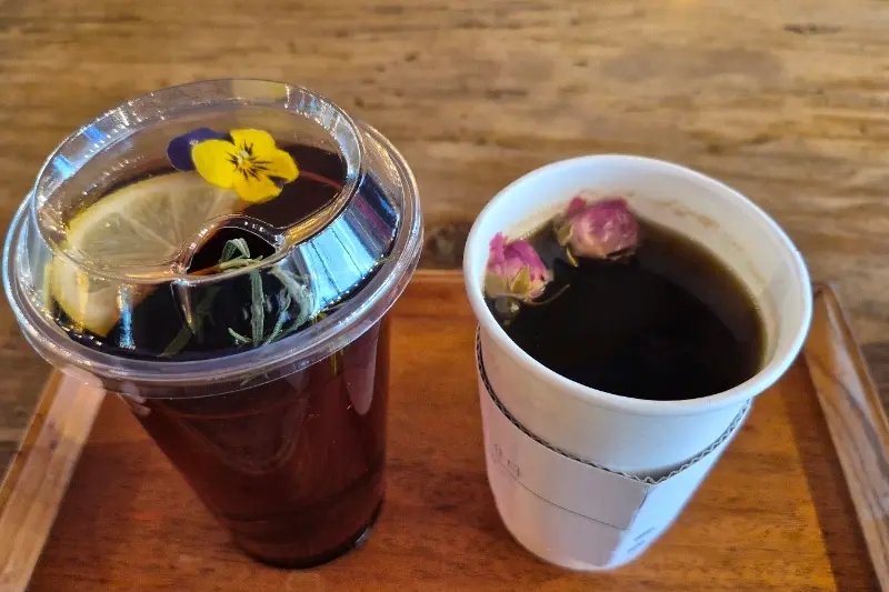 음료 위에 올려진 식용 꽃