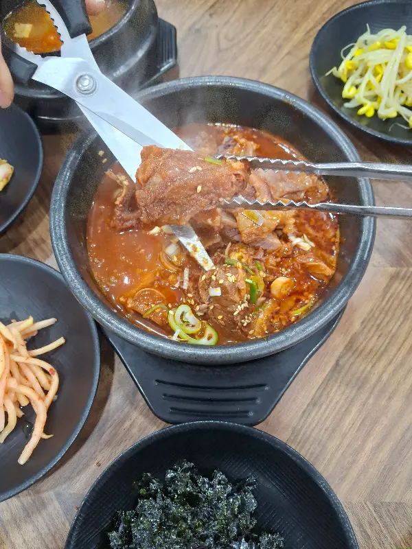 먹기 좋게 잘라주는 갈비