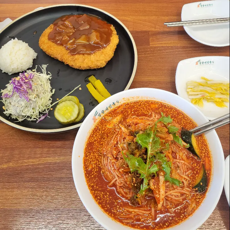 돈까스와 비빔국수