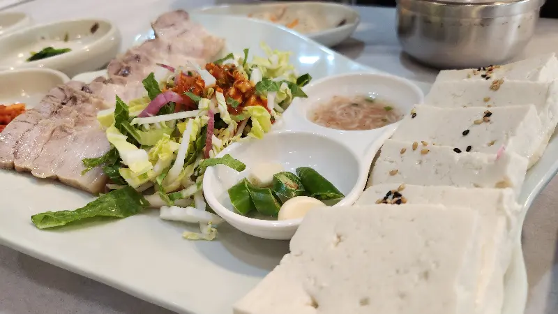 수육, 두부, 샐러드의 조화