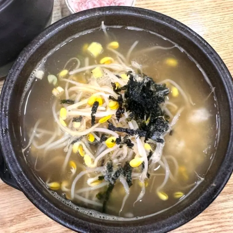 콩나물과 김가루가 듬뿍 올려진 콩나물국밥