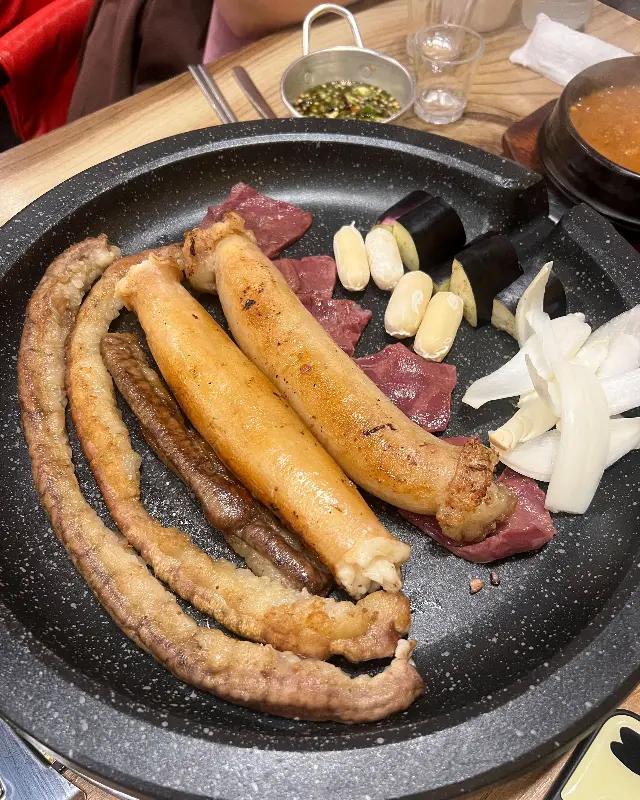 잘 구워진 곱창과 대창