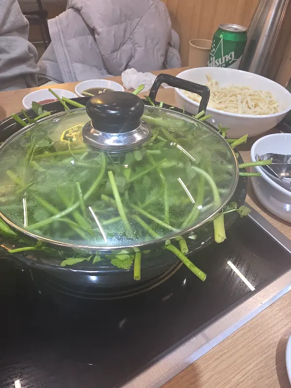 끓기 전 샤브샤브 냄비