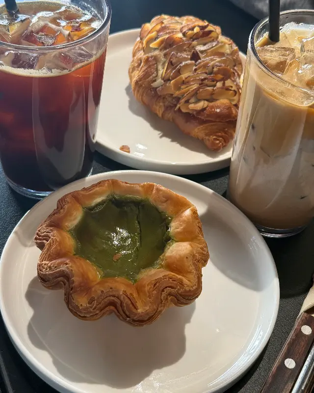 말차 플랑과 음료