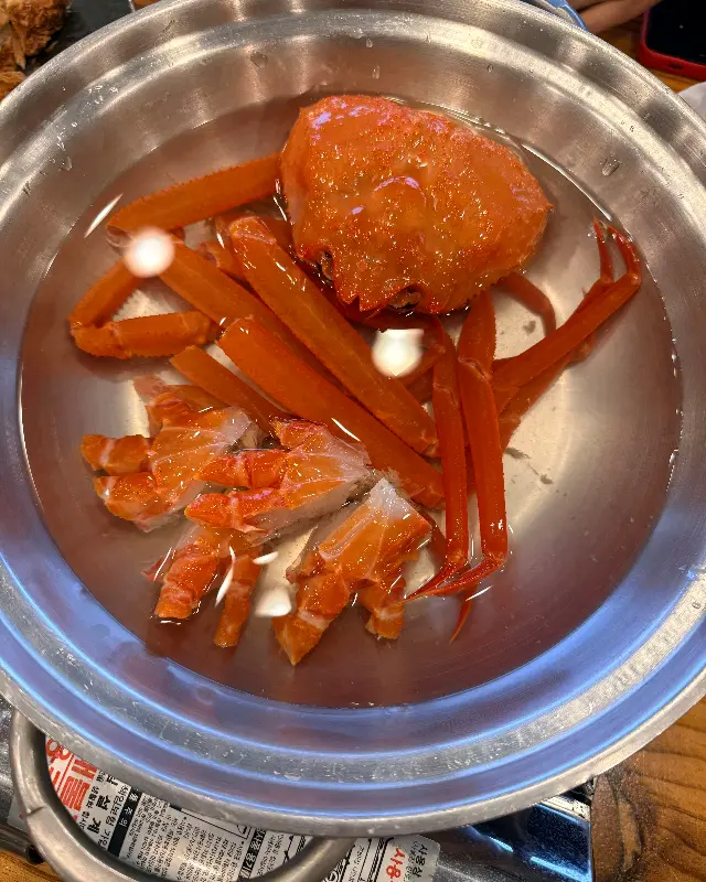 찜통에서 막 꺼낸 듯한 촉촉한 대게