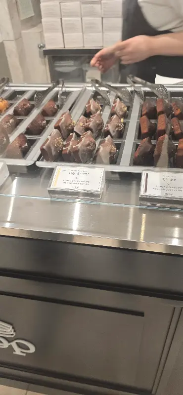 직원이 분주하게 빵을 포장하는 모습