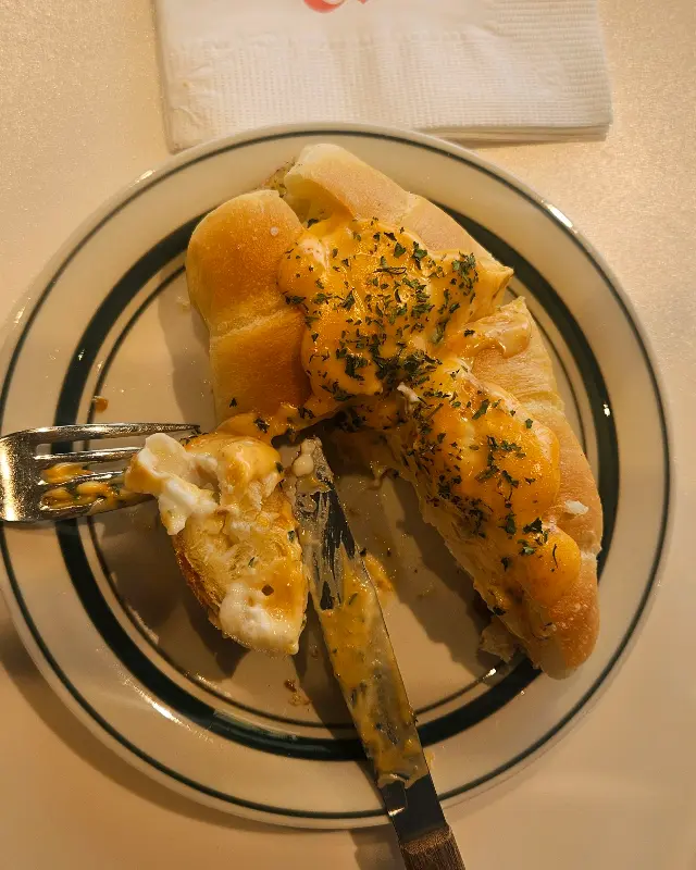 나이프와 포크로 잘린 소금빵