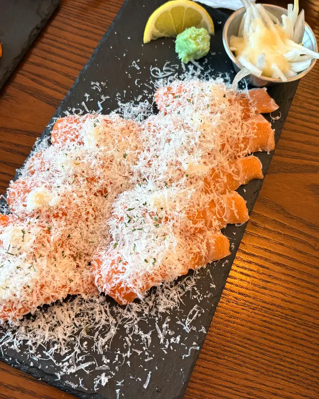 눈꽃처럼 뿌려진 치즈가 인상적인 연어