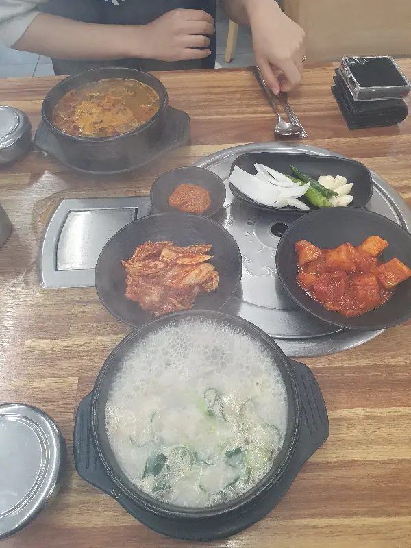 다양한 메뉴가 차려진 테이블