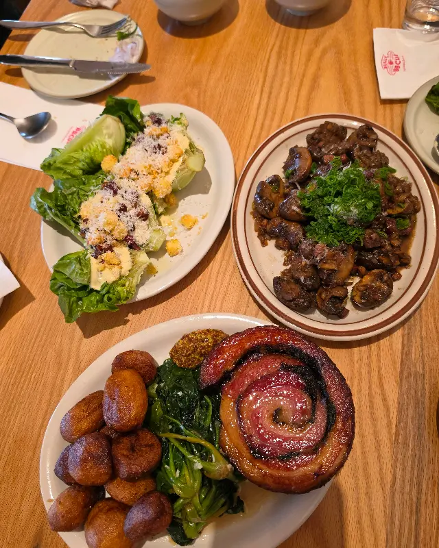 룰리커피의 훈연 꽃갈비와 샐러드