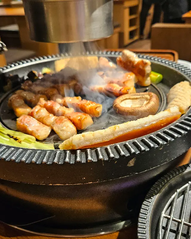 숯불 위에서 맛있게 익어가는 고기