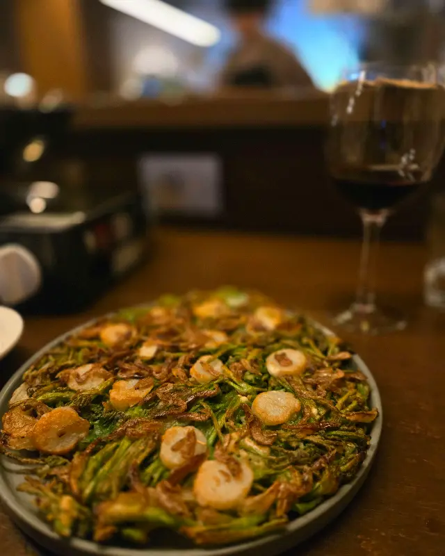 푸짐한 양과 깊은 맛이 일품인 얼큰 아롱사태 전골