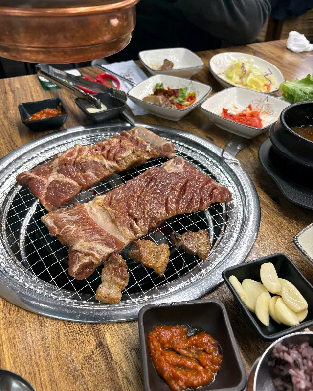 맛있게 구워진 돼지갈비