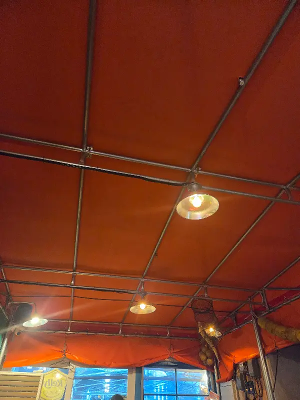 포차 분위기의 천장